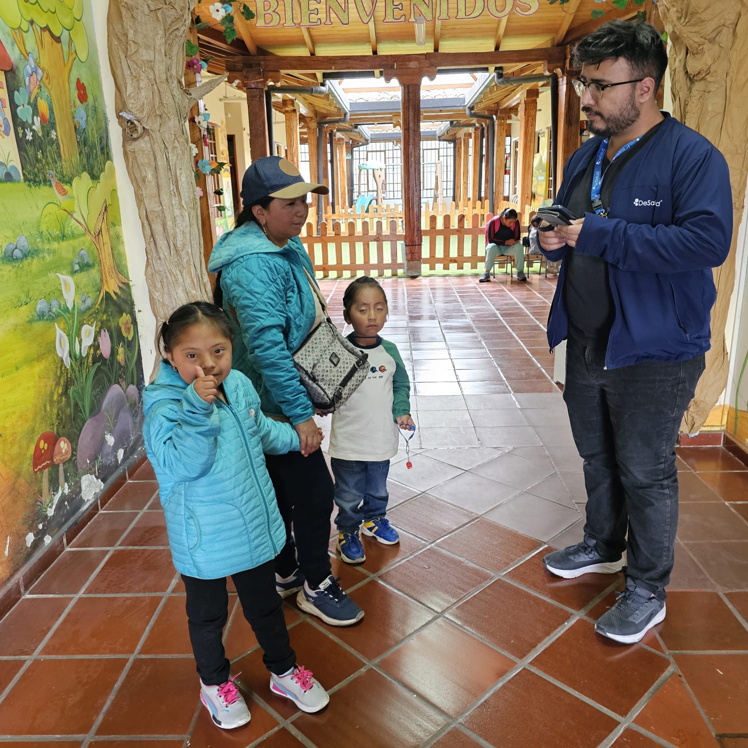 Equipo de Fidepor trabajando con familias y comunidades, mostrando nuestro compromiso con el impacto social y la inclusión digital
