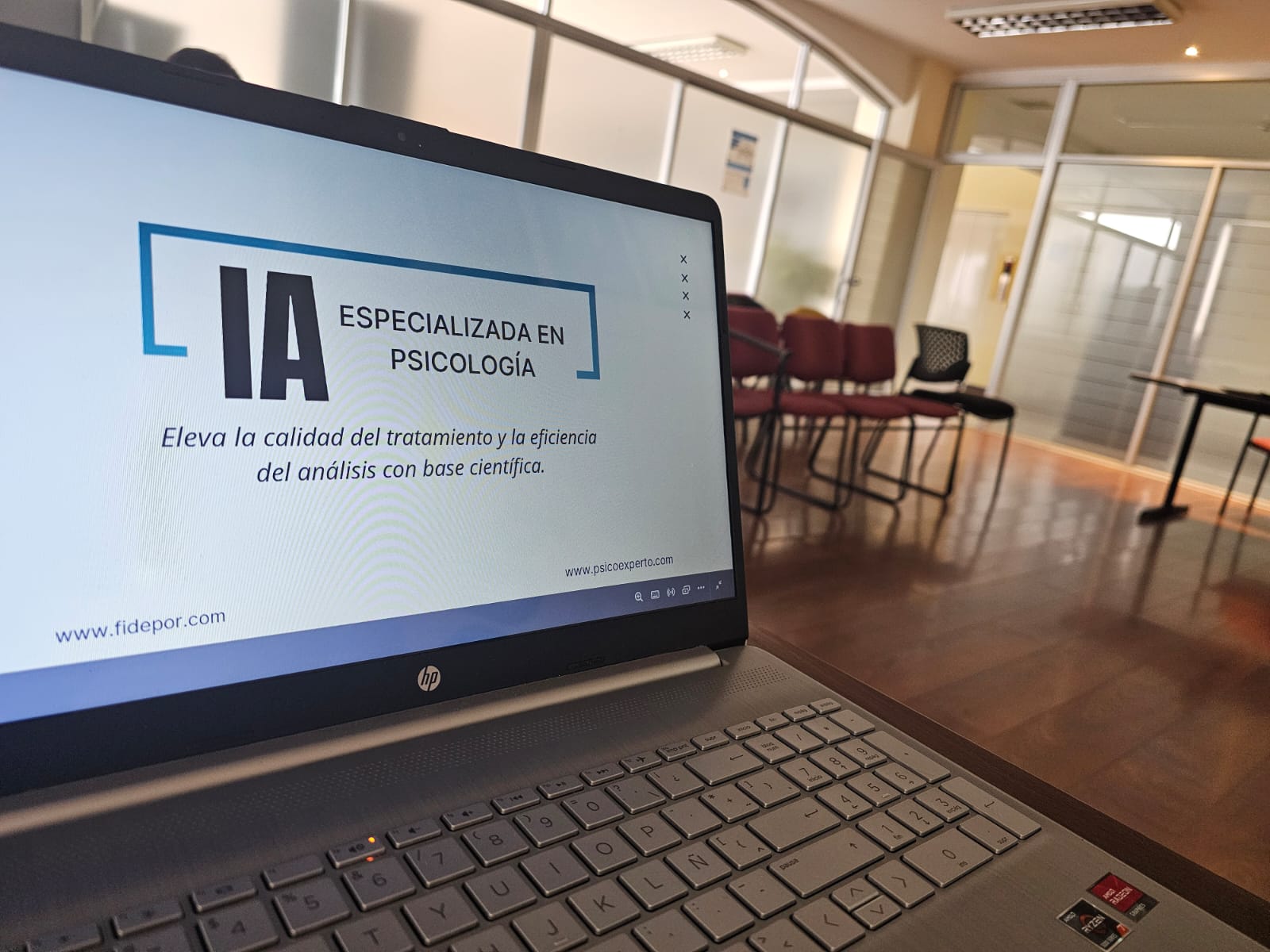 Laptop mostrando el proyecto de IA especializada en psicología desarrollado por Fidepor, ejemplo de nuestras soluciones tecnológicas innovadoras
