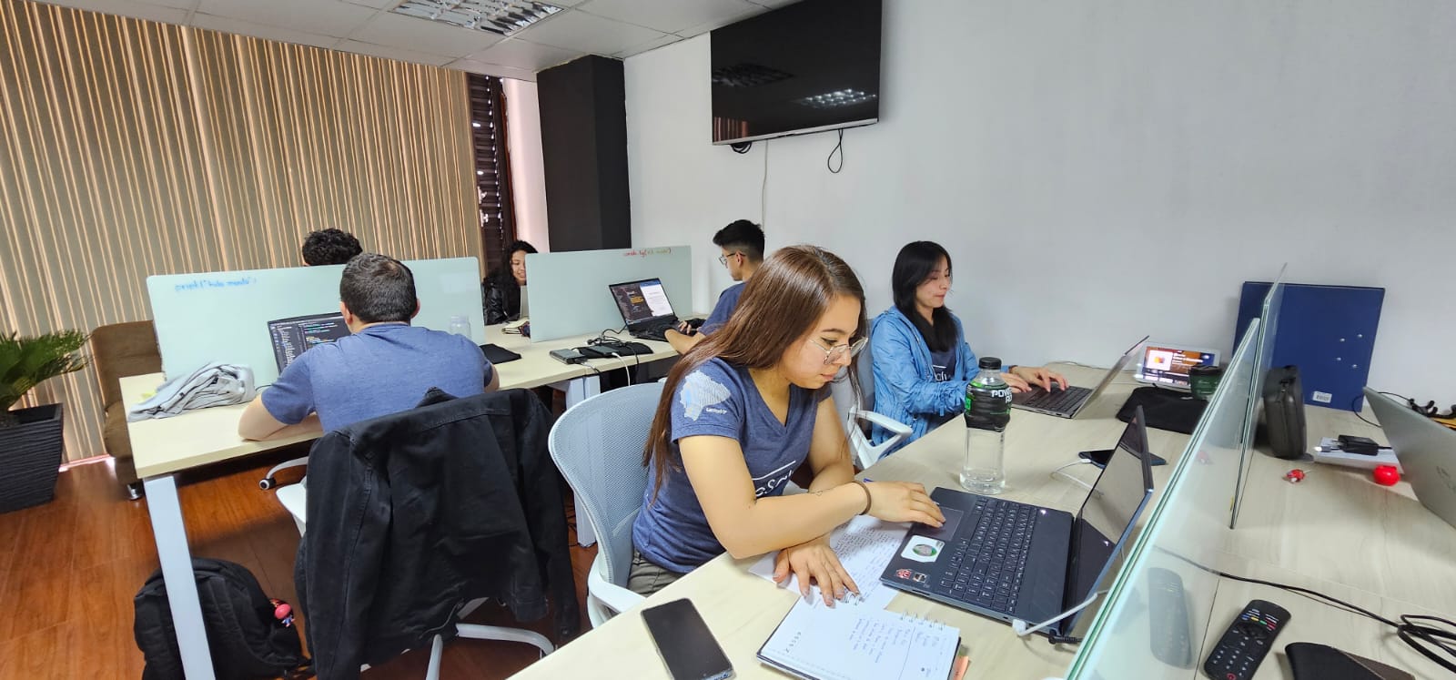 Equipo Fidepor trabajando en oficina moderna